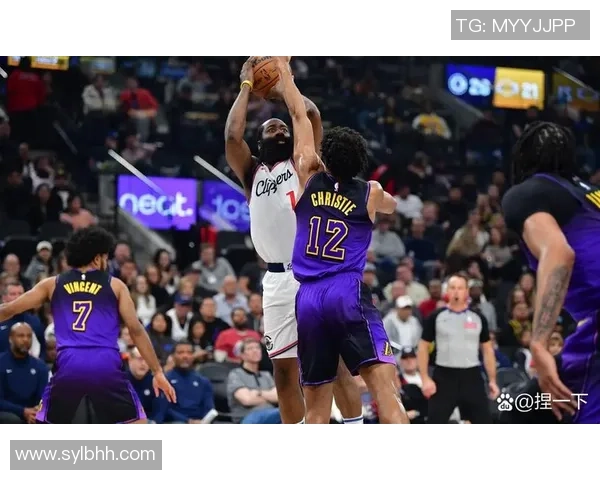 勇士与雷霆激战11月4日NBA赛场精彩瞬间回顾与分析